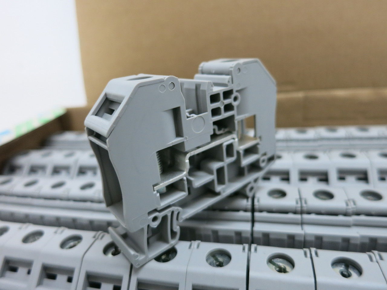 NEW Phoenix Contact RT5 Bolt Connection Terminal Block 3049026 RT 5 (BOX OF 50) (DW7963-3)