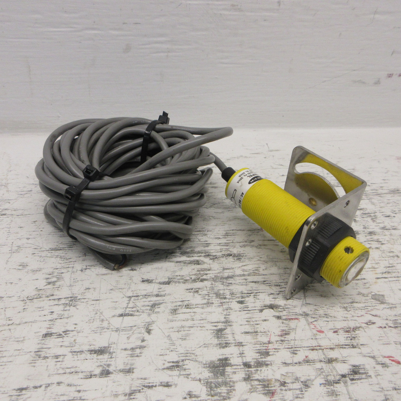 Image of Banner SMA30PEL PhotoElectric Sensor 150M Range SM30 Series w/ SMB30MM Bracket