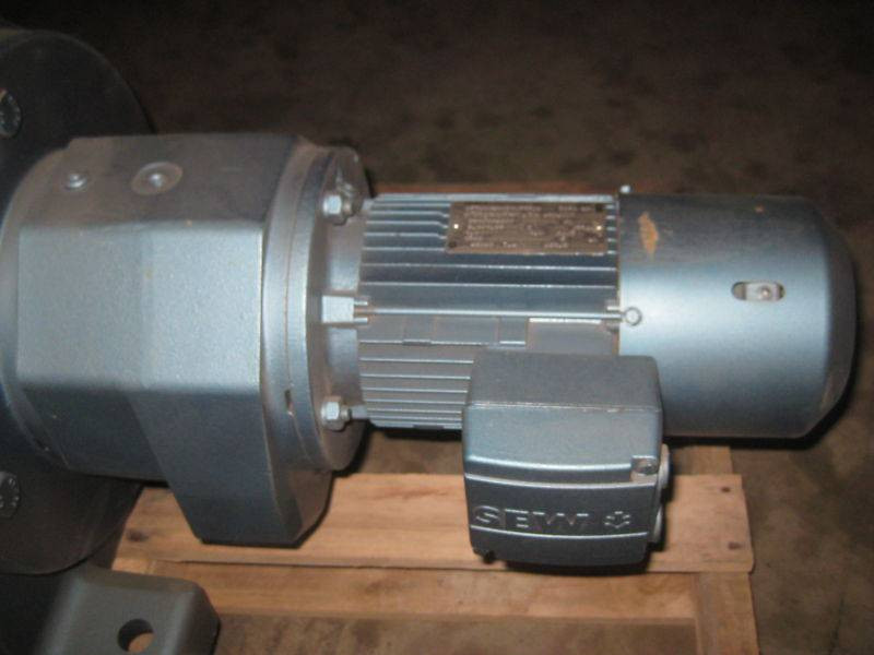 Sew Eurodrive R102R73D 1HP Ratio:689 Gear Reducer NEW (EBI3643-1)