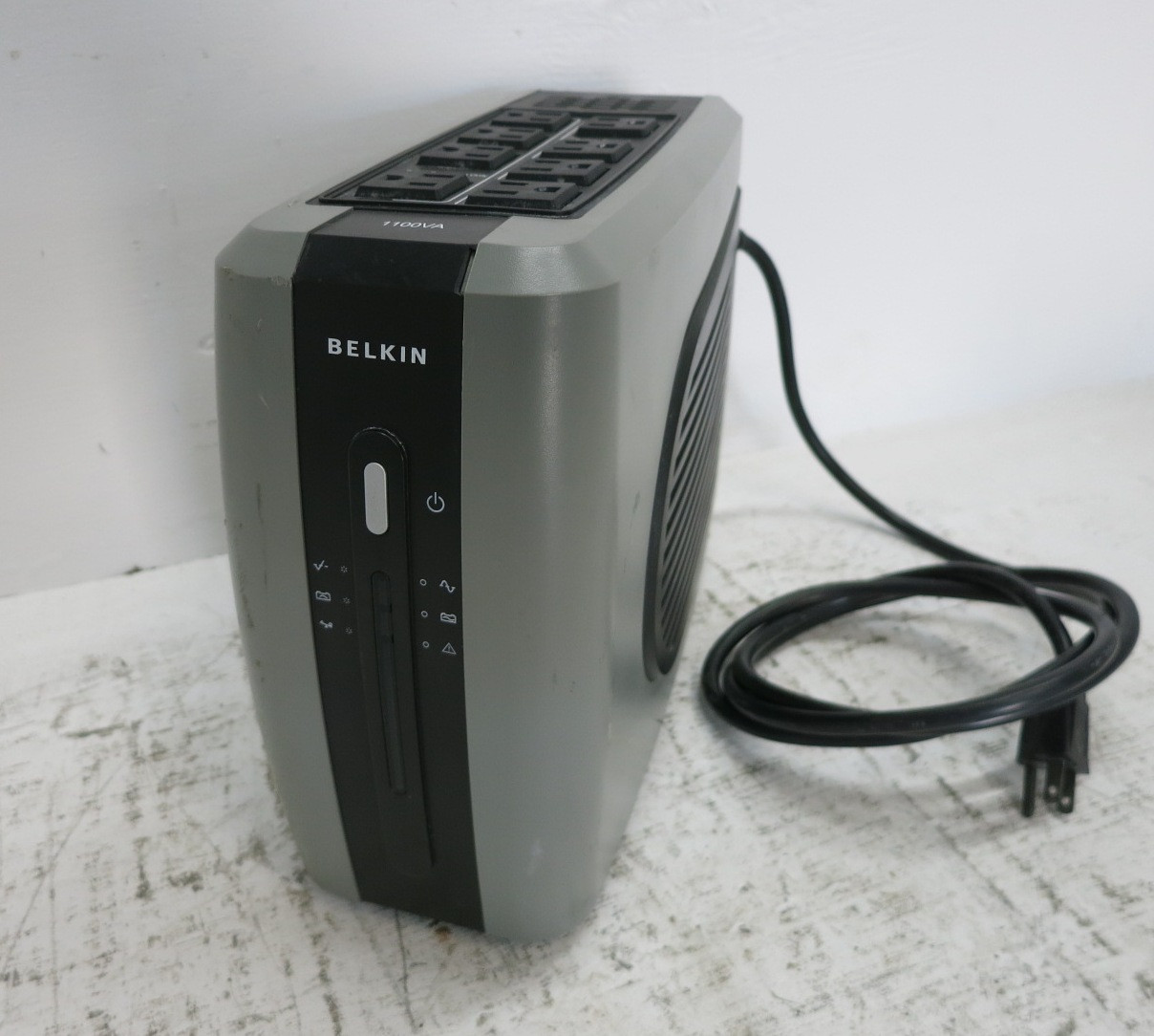 Belkin F6C1100-UNV Uninterruptable Power Supply Battery Backup UPS 1100 VA Surge (DW8034-1)