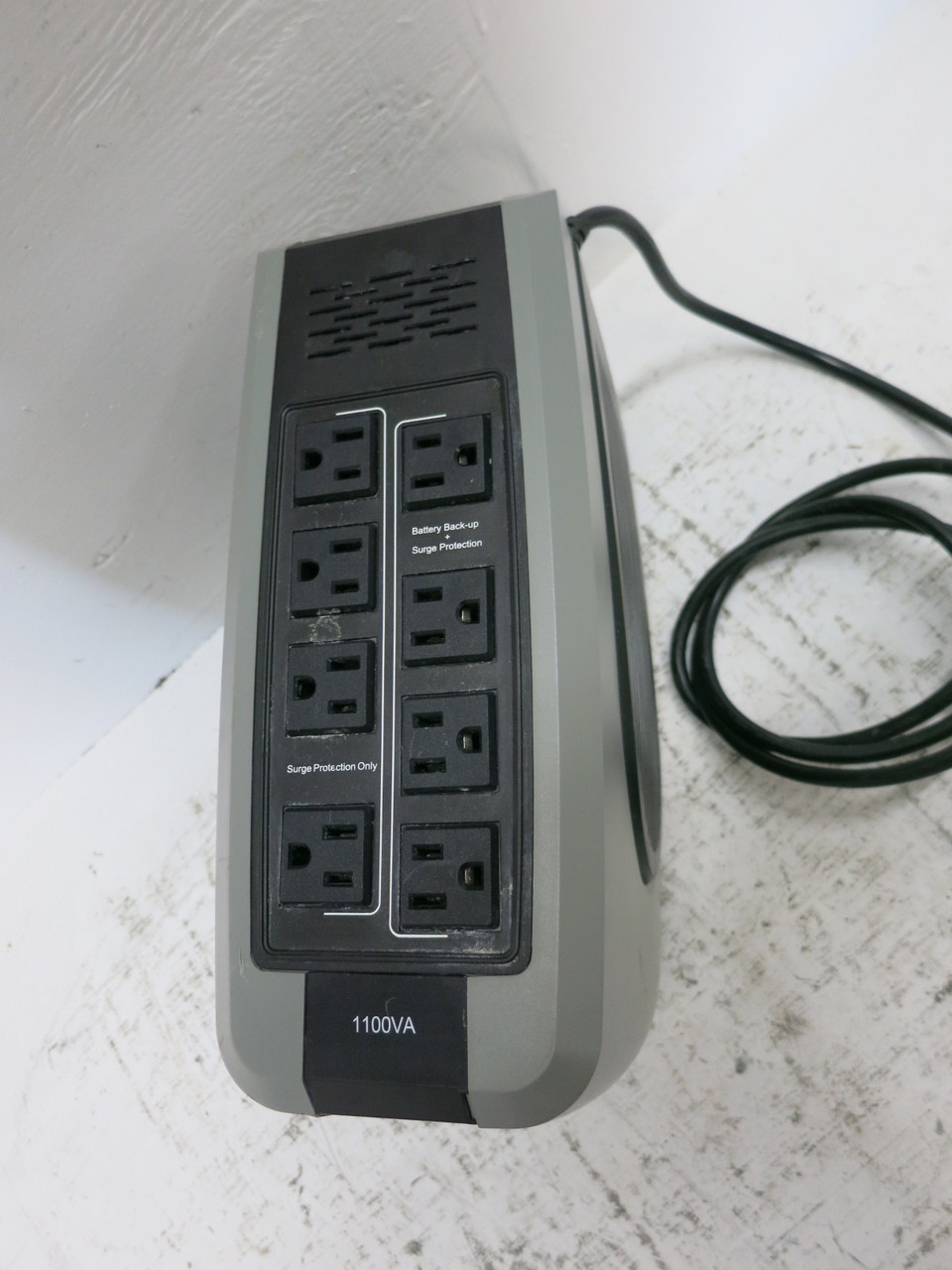 Belkin F6C1100-UNV Uninterruptable Power Supply Battery Backup UPS 1100 VA Surge (DW8034-1)