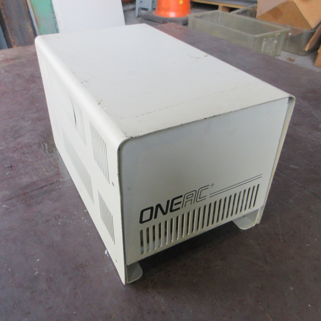 ONEAC CC2357HW Power Conditioner CC2357 012-162 In: 240V~24A Out: 240V/120V~24A (AH1102-1)