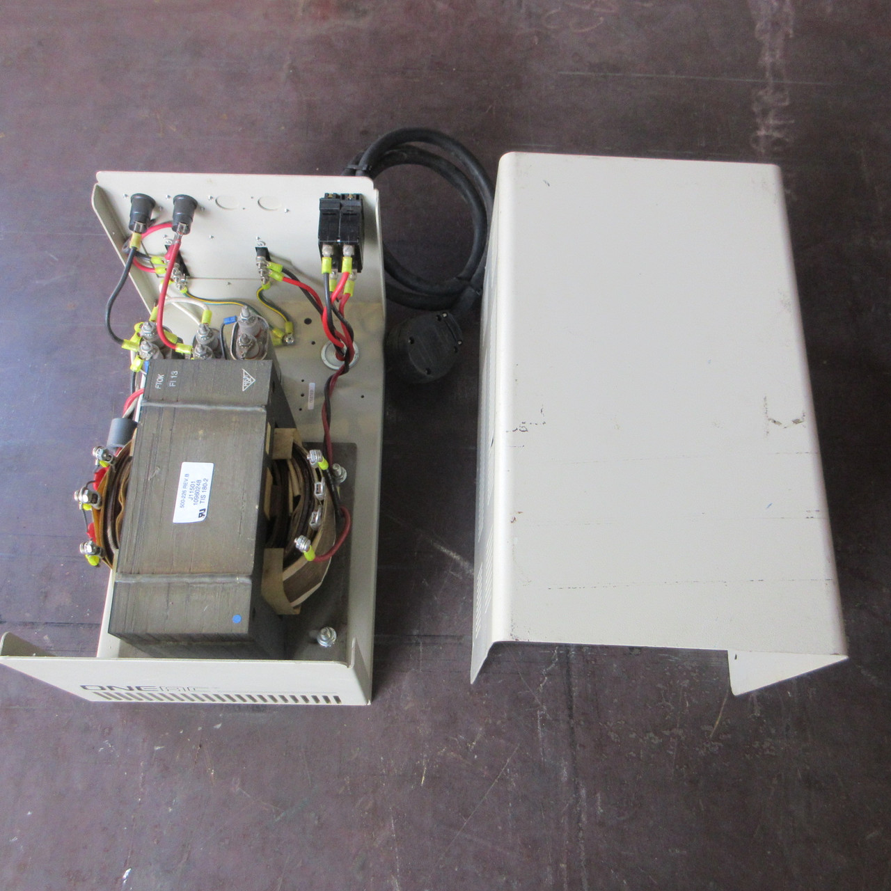 ONEAC CC2357HW Power Conditioner CC2357 012-162 In: 240V~24A Out: 240V/120V~24A (AH1102-1)