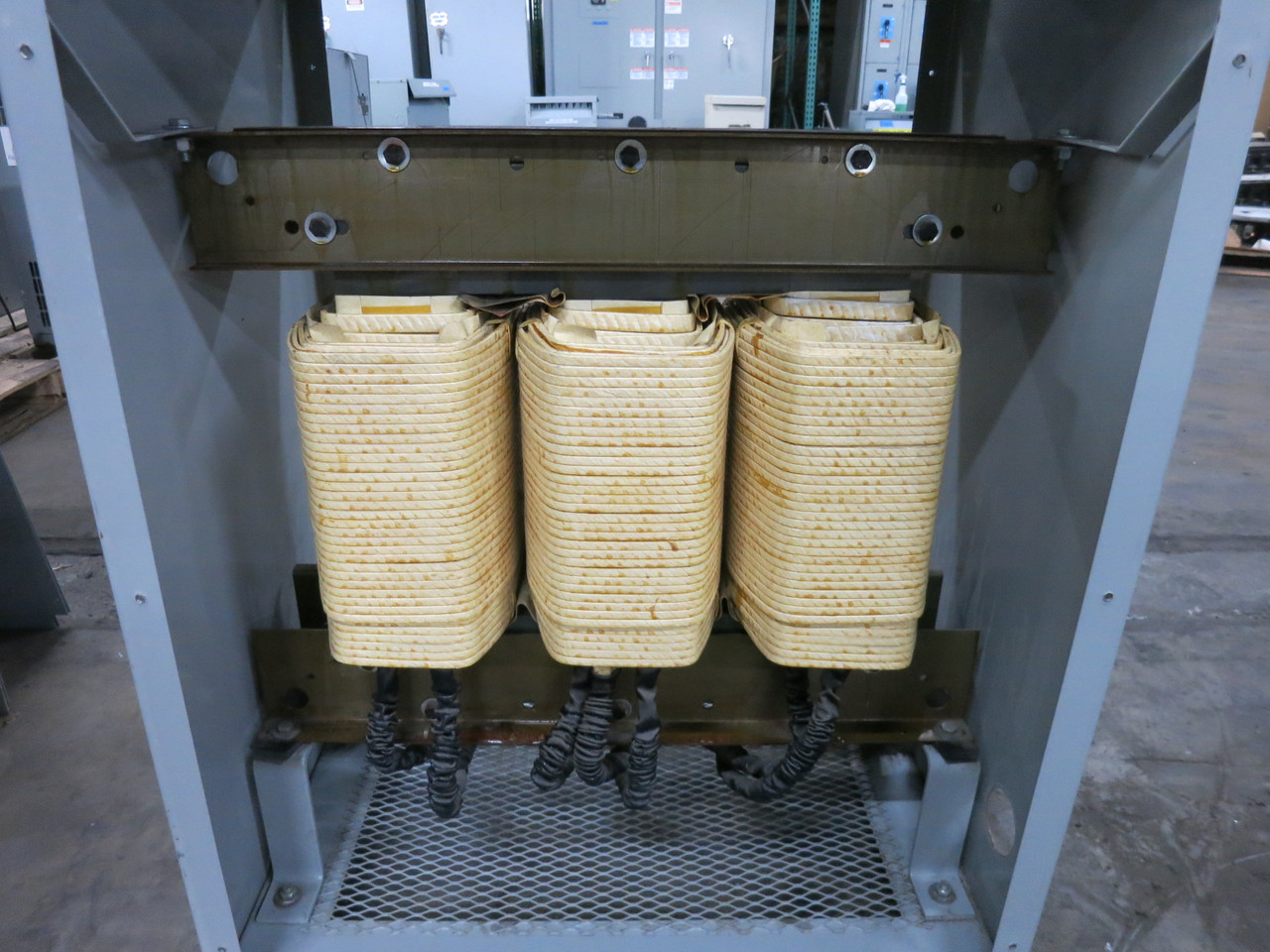 Eaton 75 kVA 480 Delta - 240 Delta V 3PH Dry Type Transformer 480V to 240V DT-3 (DW8067-1)