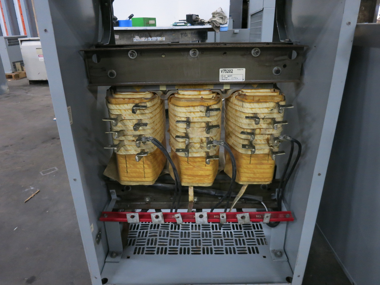 Eaton 75 kVA 240 Delta to 208Y/120 V 3PH Dry Type Transformer 240V 208 DT-3 (DW8065-1)