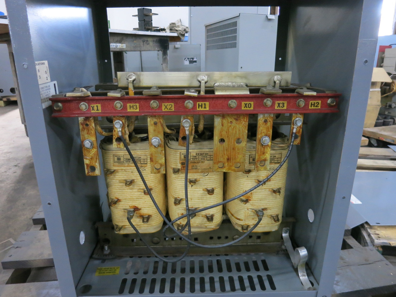 Square D 30 kVA 480 Delta to 208Y/120 V 3PH Dry Type Transformer EE30T3H 30T3H (DW8075-1)