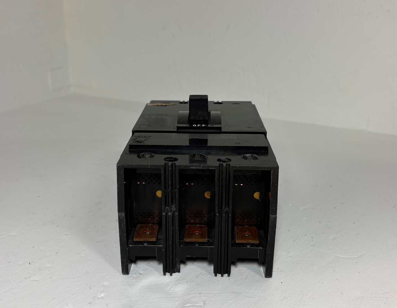 Square D KAL3622525M 225A Circuit Breaker Black 480/600V Type KA 3 Pole 225 Amp (EM5890-1)