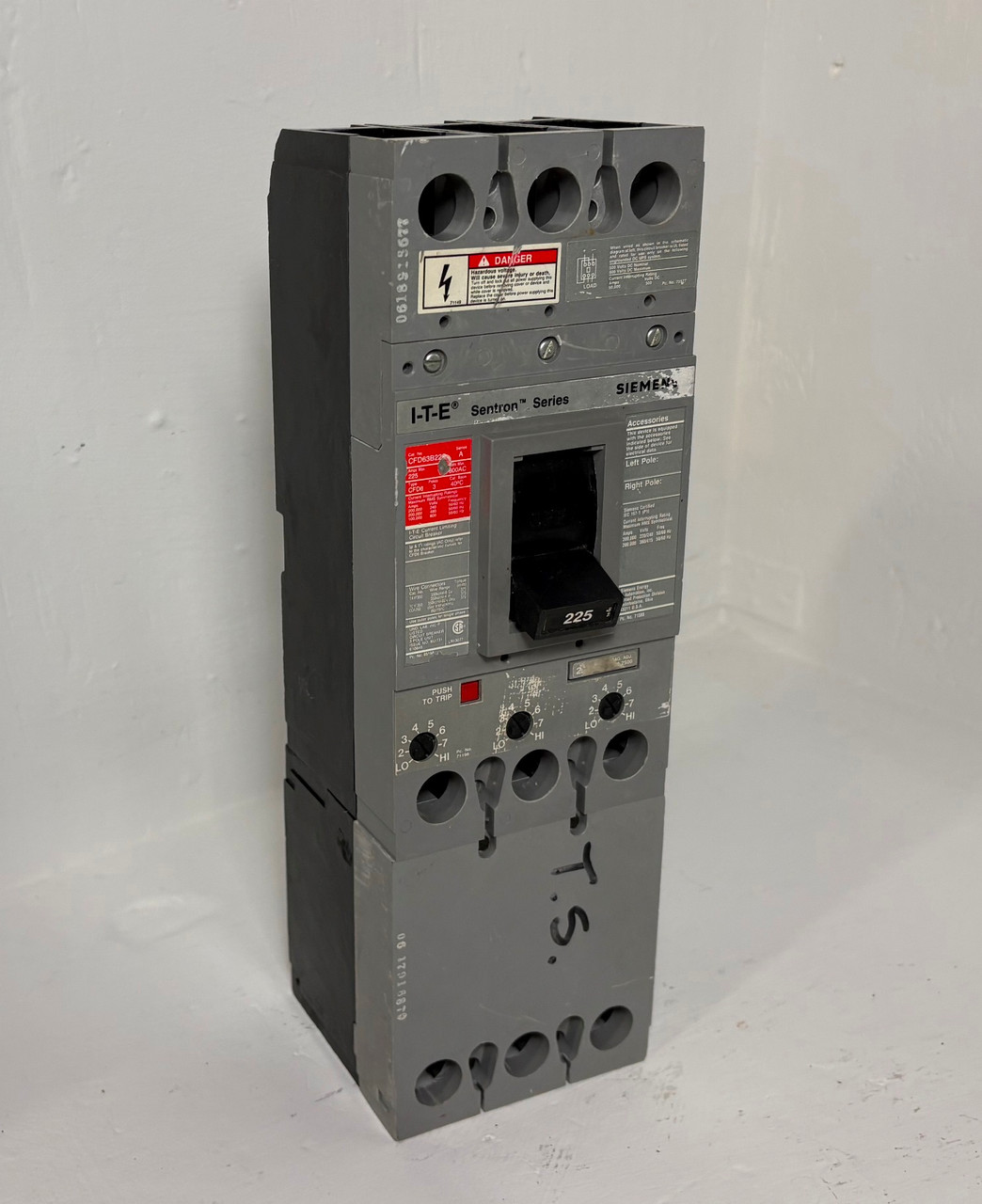Siemens CFD63B225 225A Sentron Circuit Breaker CFD6 600V 3P ITE 225 Amp flaw (EM5900-1)