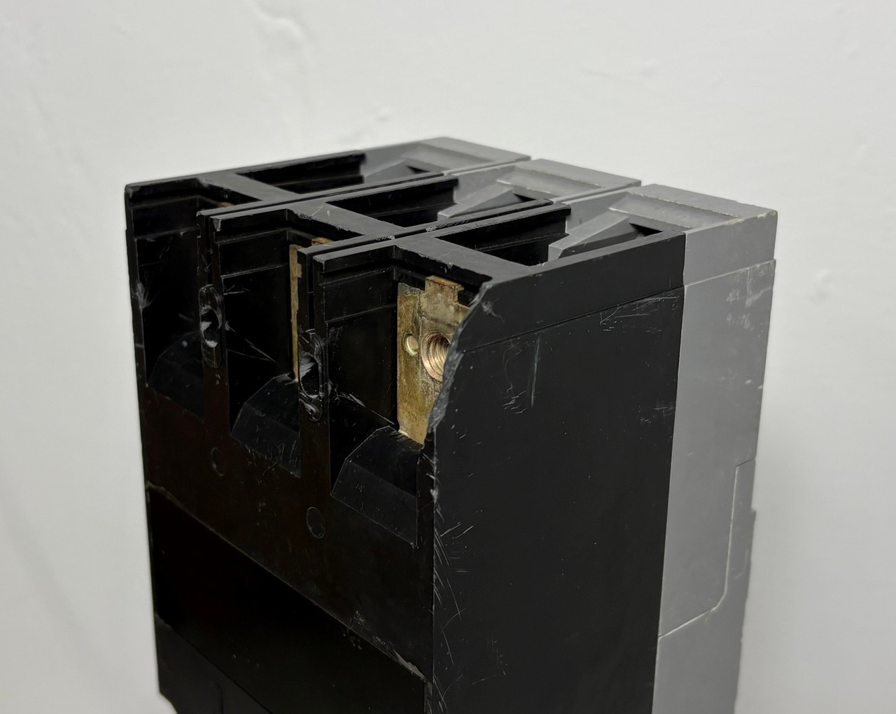 Siemens CFD63B225 225A Sentron Circuit Breaker CFD6 600V 3P ITE 225 Amp flaw (EM5900-1)