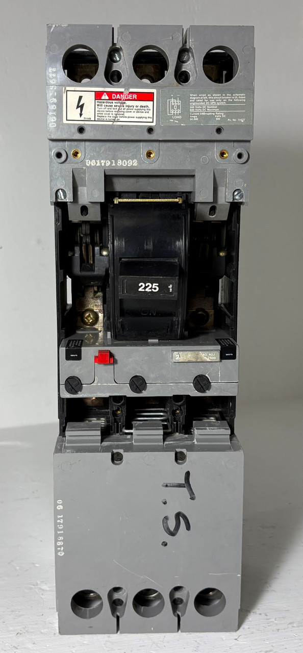 Siemens CFD63B225 225A Sentron Circuit Breaker CFD6 600V 3P ITE 225 Amp flaw (EM5900-1)