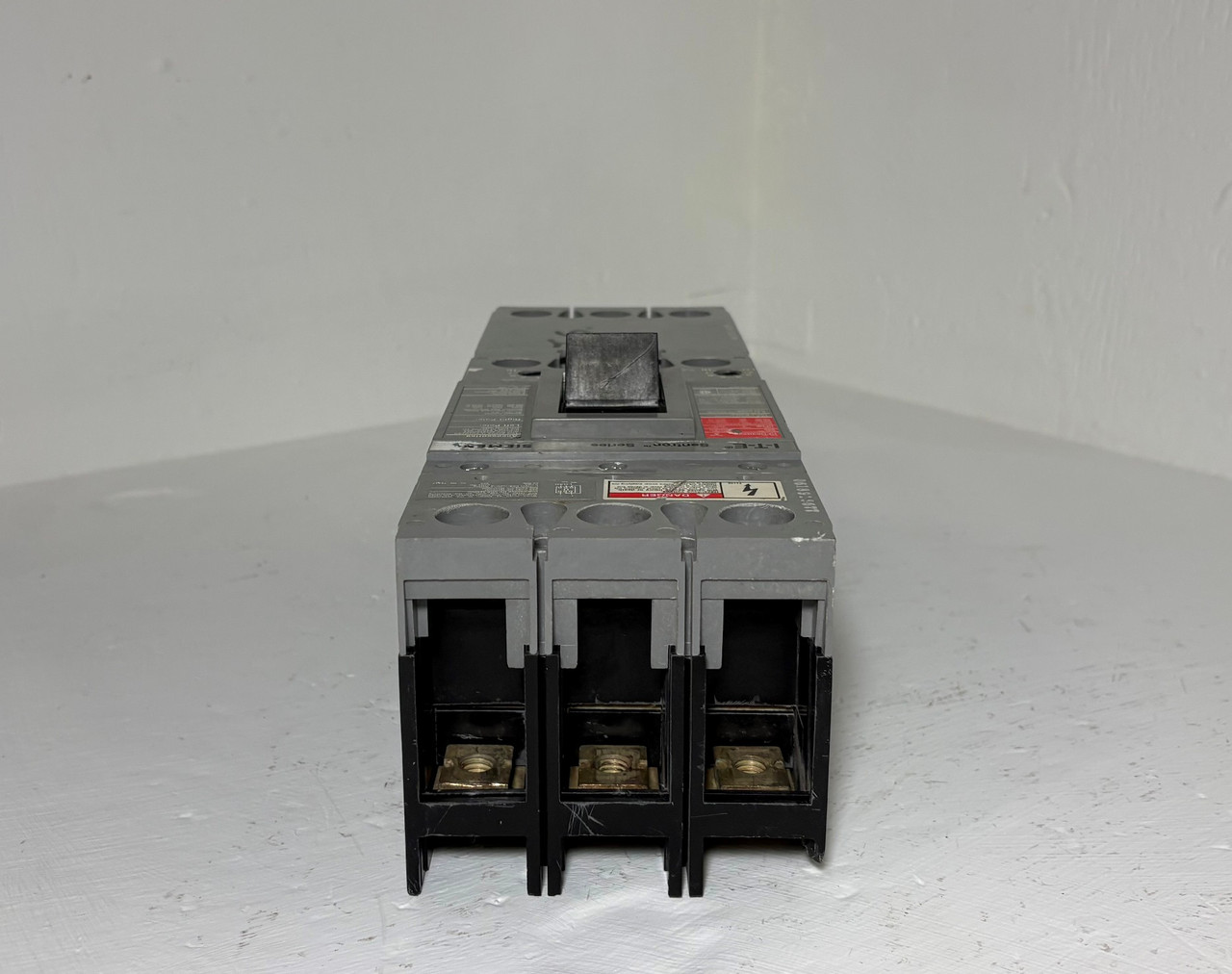 Siemens CFD63B225 225A Sentron Circuit Breaker CFD6 600V 3P ITE 225 Amp flaw (EM5900-1)