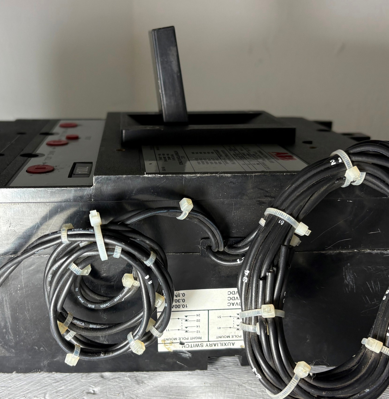 ABB 700A NE-7283 aS Circuit Breaker Aux & UVR 3 Pole Type MS 600V NE7283 700 Amp (EM5903-1)