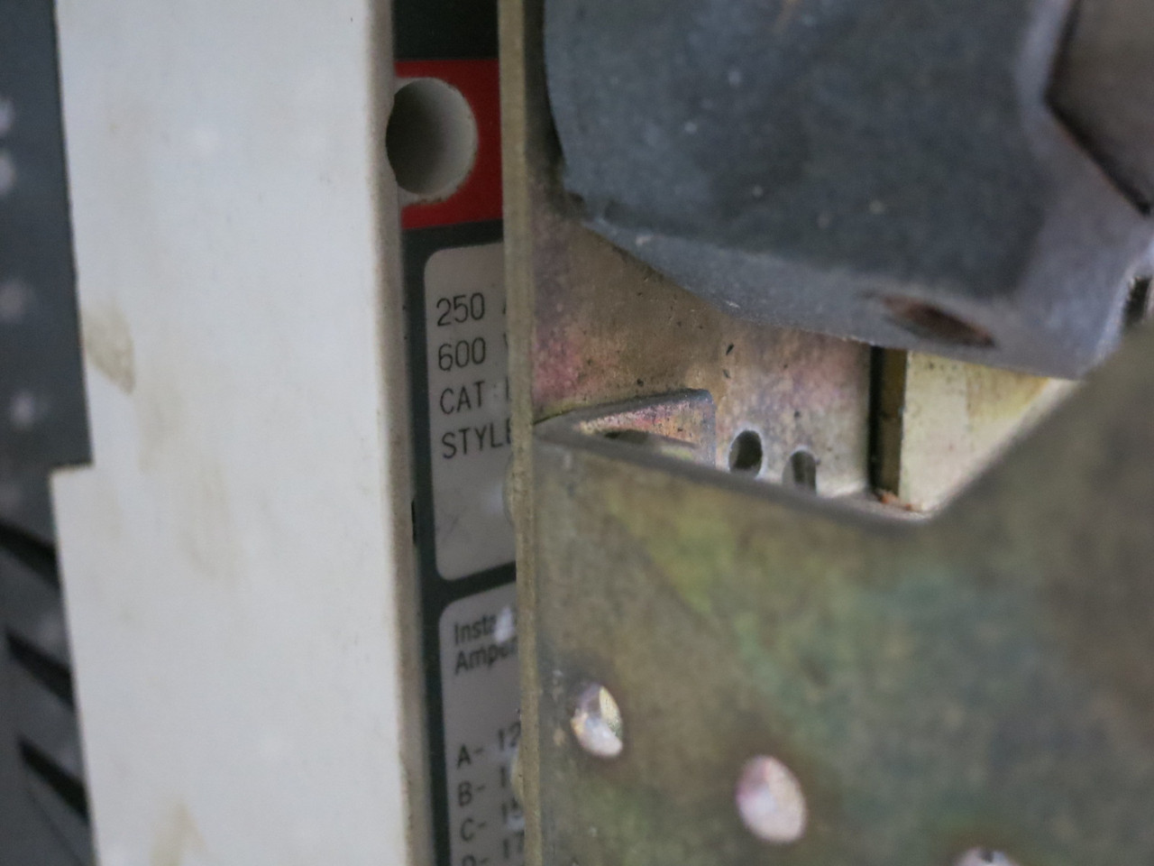 Cutler Hammer 2100 250A Breaker 18" MCC Feeder Bucket 250 Amp HMCP Motor Control (DW8128-3)