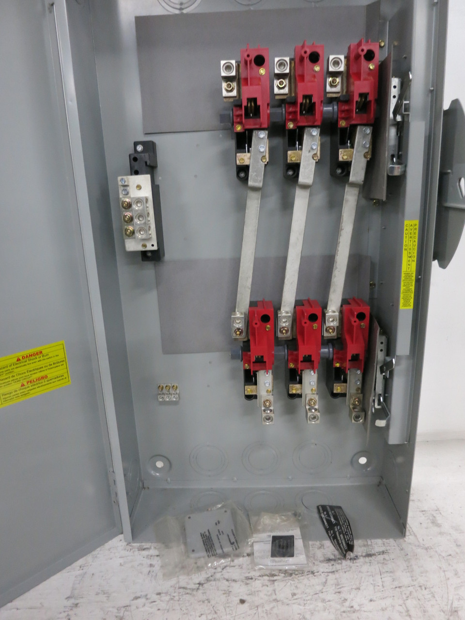 NEW Eaton DT324UGKN 200A 240V Non-Fusible Double Throw Manual Transfer Switch (DW8141-1)