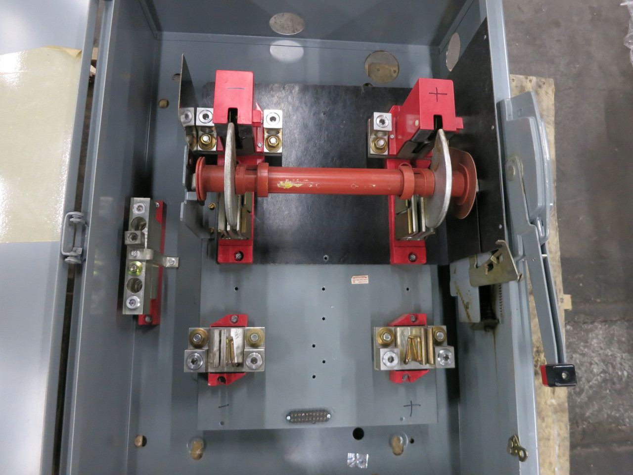 Square D H226N 600A 240V 2-Pole Fusible Safety Switch Neutral 600 Amp H226-N D2 (DW8178-1)