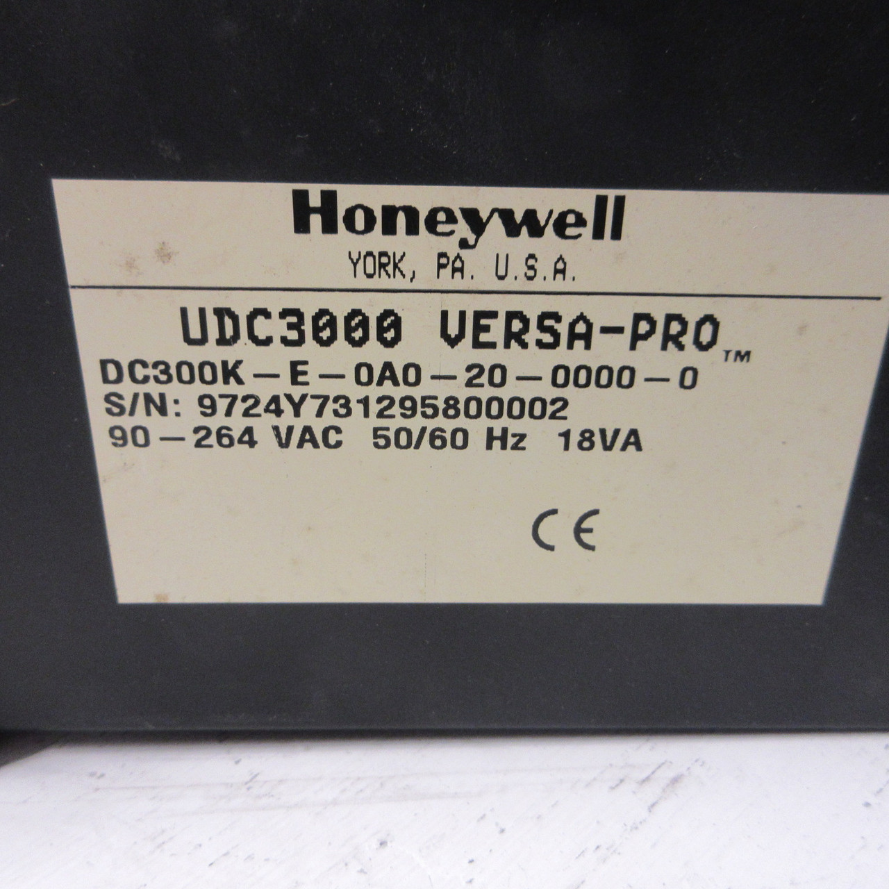 Honeywell UDC3000 Temperature Controller DC300K-E-0A0-20-0000-0 90-264VAC 18VA (AH1236-2)