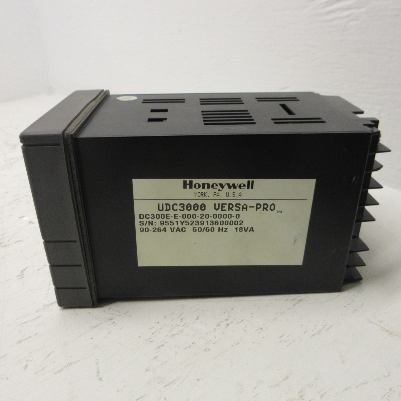 Honeywell UDC3000 Temperature Controller DC300E-E-000-20-0000-0 90-264VAC 18VA (AH1237-1)