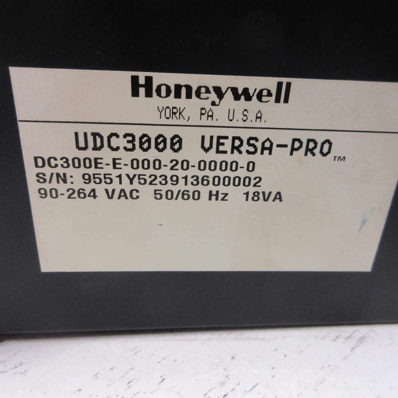 Honeywell UDC3000 Temperature Controller DC300E-E-000-20-0000-0 90-264VAC 18VA (AH1237-1)