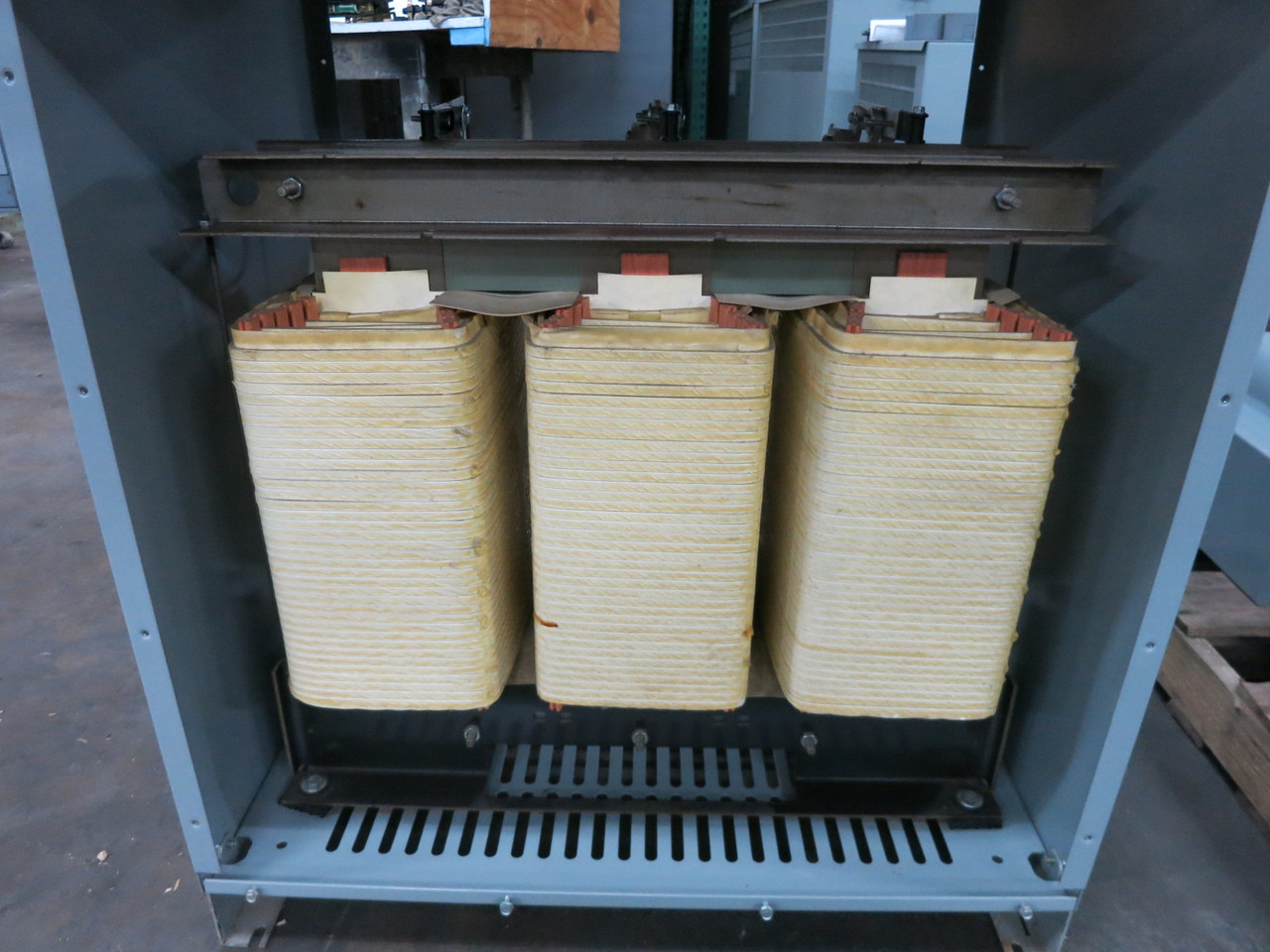 GE 75 kVA 480 Delta to 208Y/120 V 3PH Dry Type Transformer 9T83B3874 480V 208 (DW8190-1)