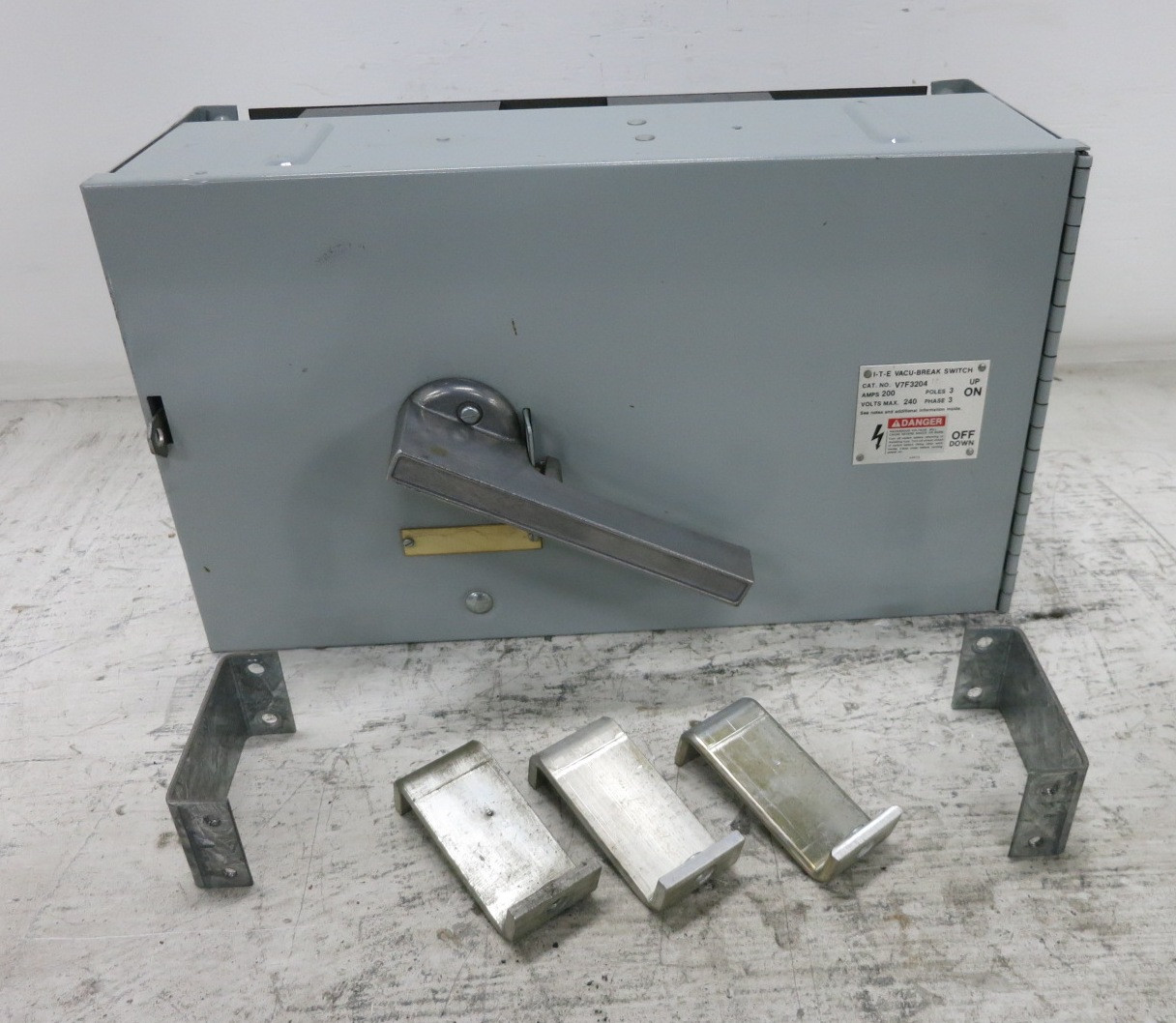 Siemens V7F3204R 200A 240V Vacu-Break Panel Board Switch w/ Hardware 200 Amp ITE (DW8197-6)