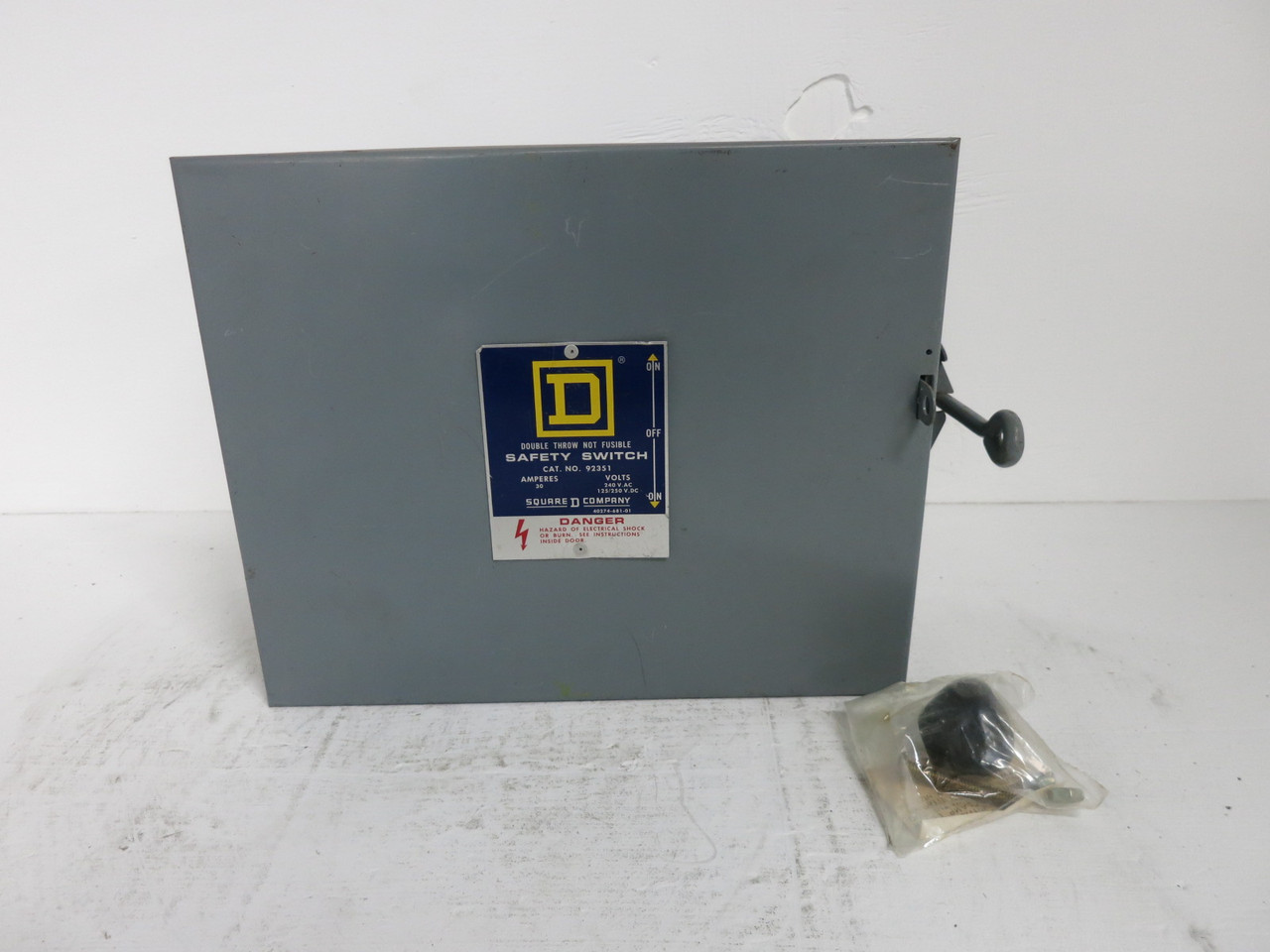 NEW Square D 92351 30A 240V Double Throw Safety Switch Manual Transfer 30 Amp E1 (DW8261-1)