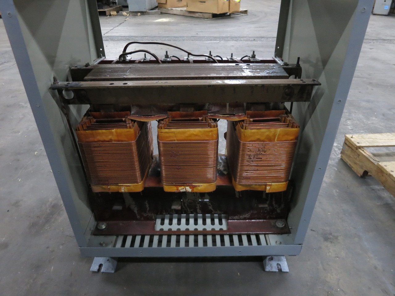 GE 30 kVA 480 Delta to 208Y/120 V 3PH Dry Type Transformer 9T23B3872 480V 208 (DW8262-1)