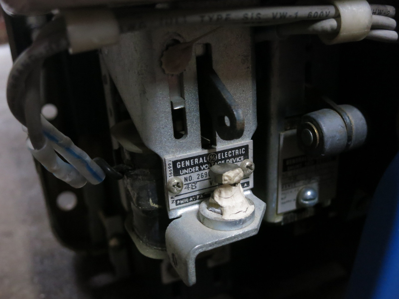 GE AK-2-25-2 600A Power Circuit Breaker EO 48 VDC Closing Under Voltage 600 Amp (DW8300-1)