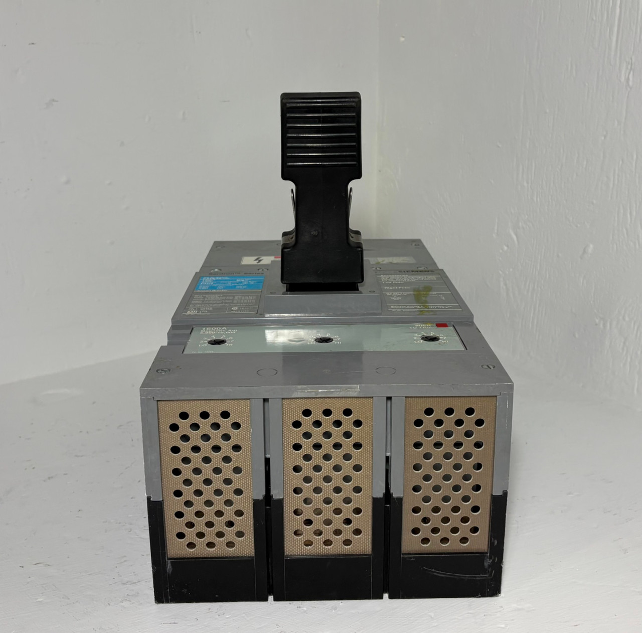 Siemens PXD63B160 1600A Sentron Circuit Breaker w/ 1600 Amp Trip PXD6 3P 600V (EM5932-2)