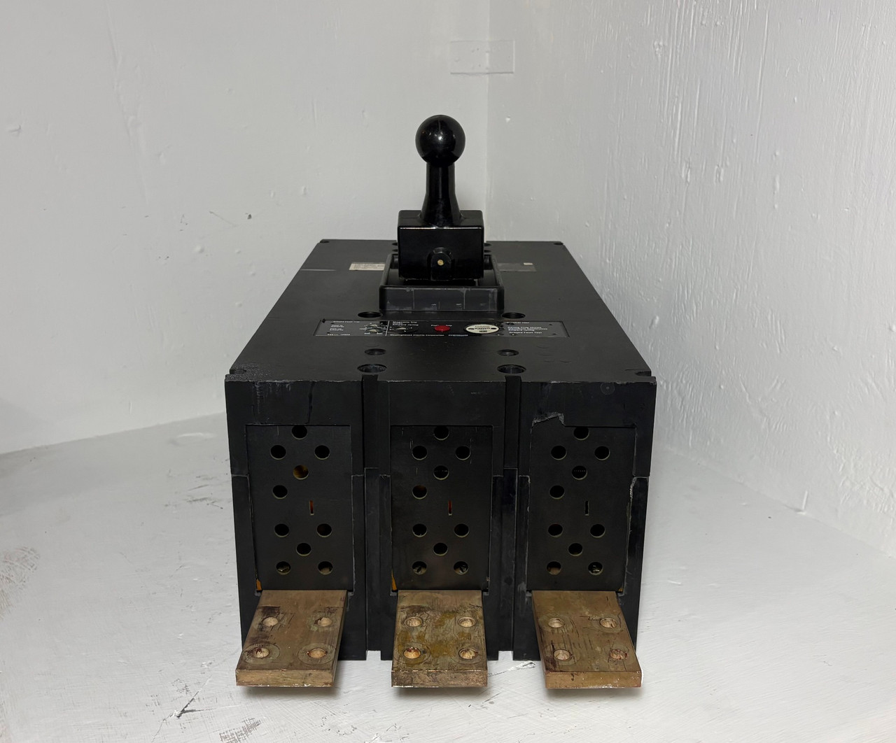 Westinghouse PCFG32000F 2000A Circuit Breaker w Ground & 2000 Amp Trip 600V PCFG (EM5923-1)