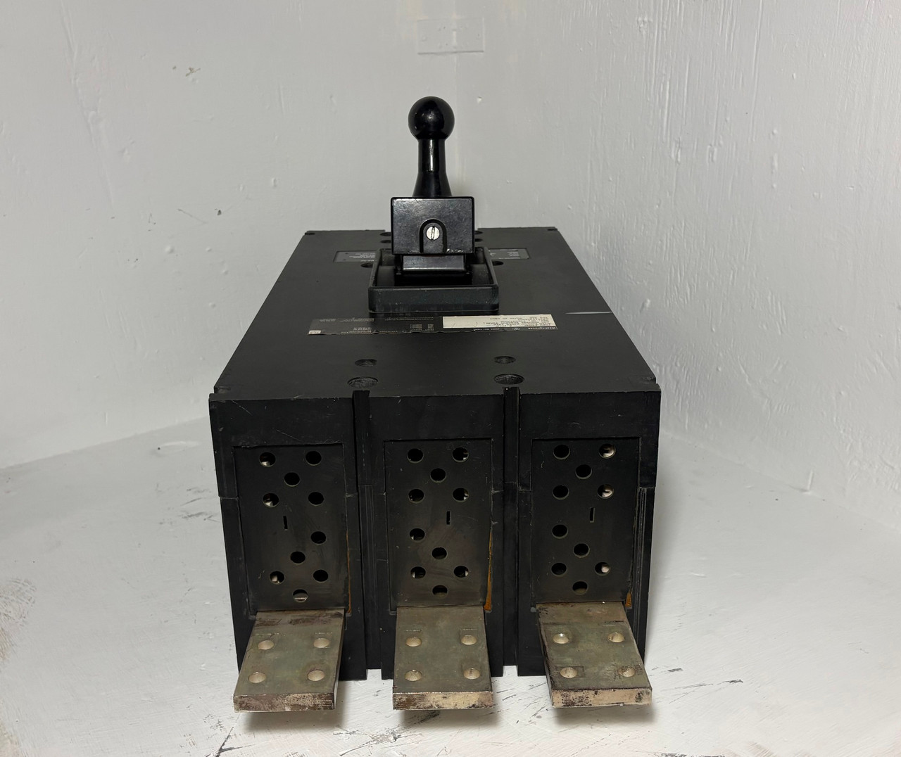 Westinghouse PCFG32000F 2000A Circuit Breaker w Ground & 2000 Amp Trip 600V PCFG (EM5923-1)