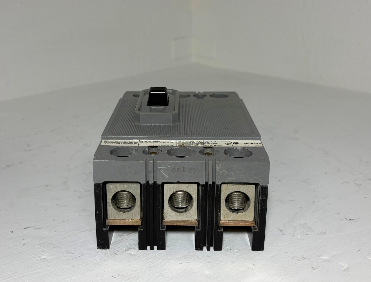 Siemens QJ23B200H 200A Circuit Breaker 3 Pole 42k @ 240V ITE 200 Amp HACR (EM5936-2)