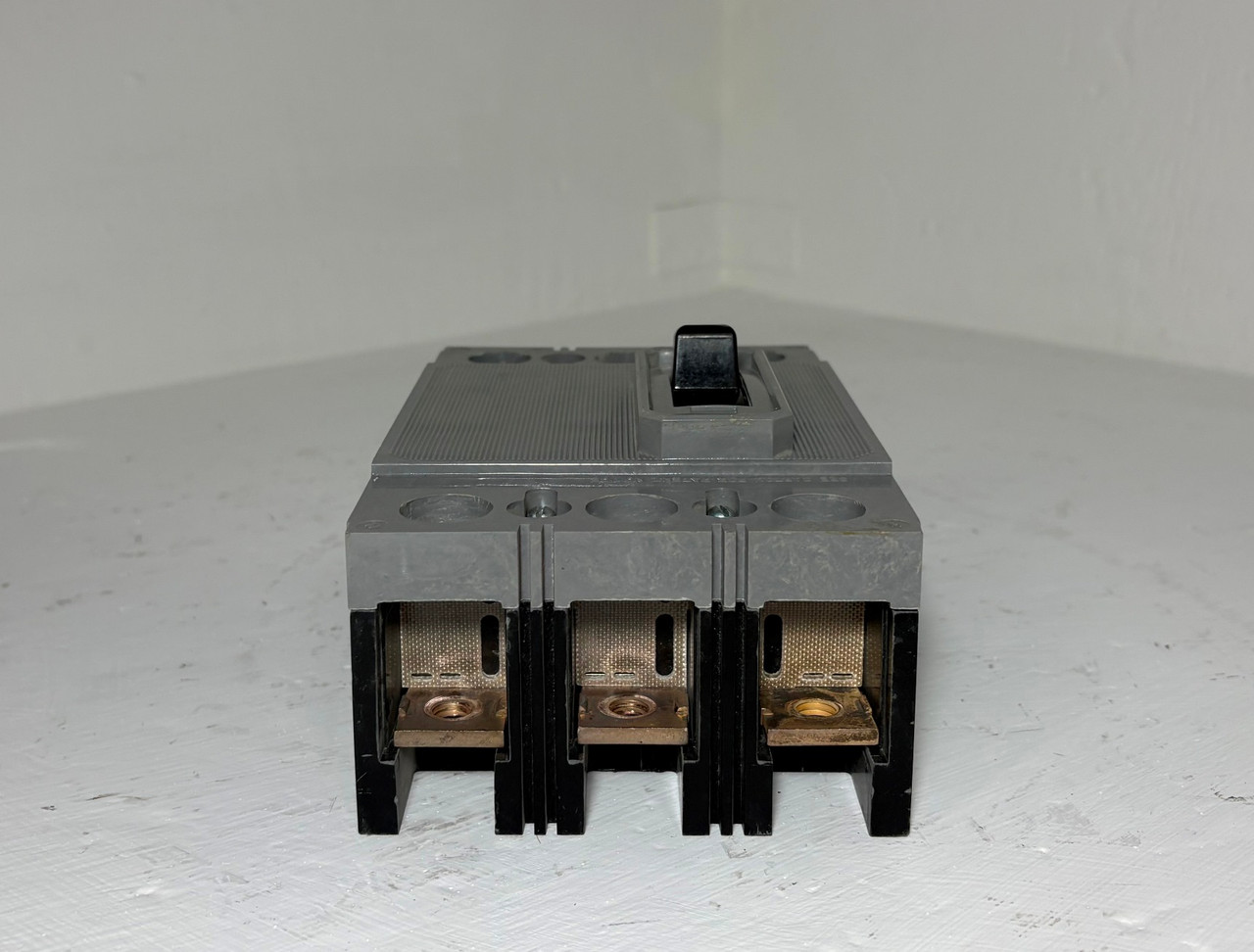 Siemens QJ23B200H 200A Circuit Breaker 3 Pole 42k @ 240V ITE 200 Amp HACR (EM5936-2)