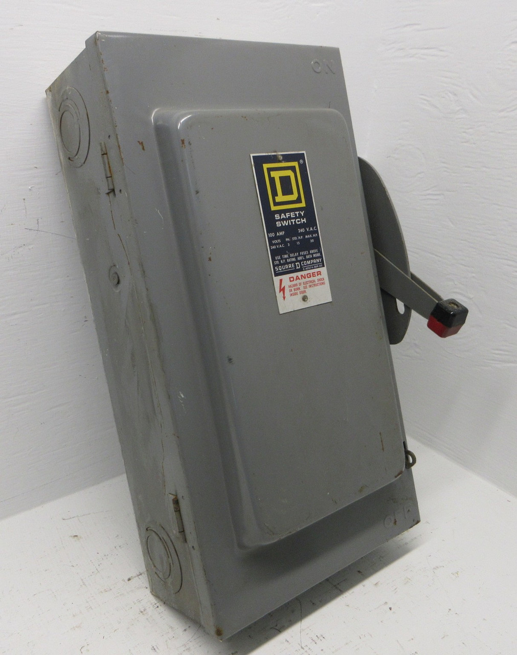 Square D H323N 100A 240V 4W Fusible Safety Switch Disconnect 100 Amp D3 w/ Fuses (AH1425-1)