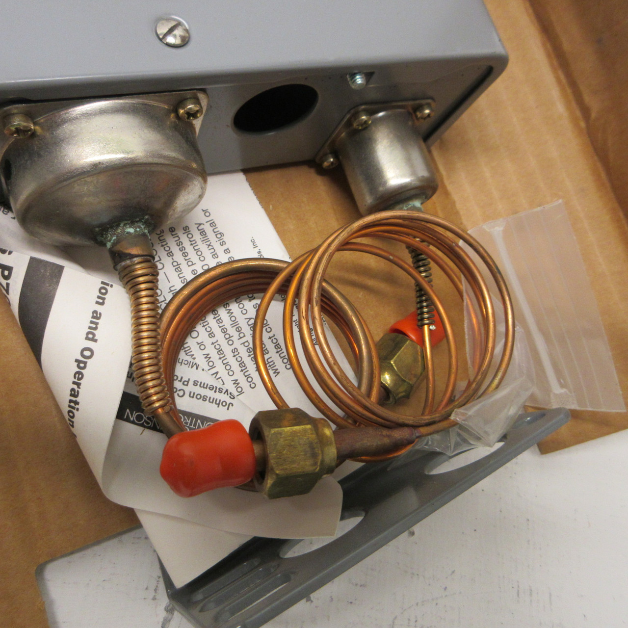 NEW Johnson Controls P70LB-1C Dual Pressure Control SPST 36" Cap 1/4" Nut NIB (AH1442-2)