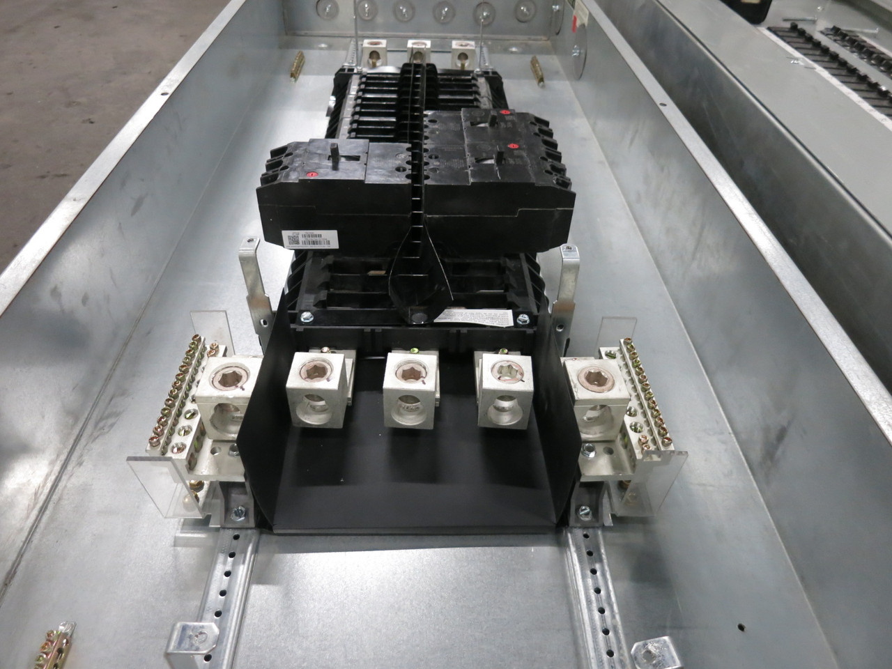 GE AEF3424MBX 400A Breaker Panel Board 480Y/277V MLO 3PH 4W 400 Amp 480 VAC TEY (DW8374-1)