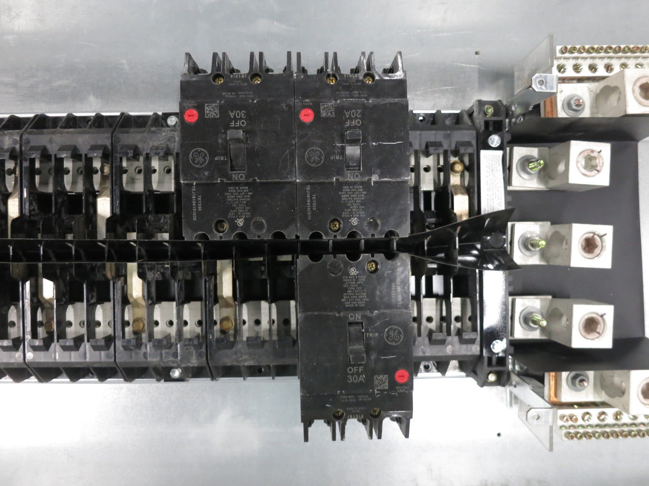 GE AEF3424MBX 400A Breaker Panel Board 480Y/277V MLO 3PH 4W 400 Amp 480 VAC TEY (DW8374-1)