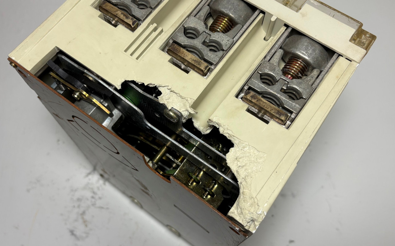 Klockner-Moeller N11-400-CNA 400A Circuit Breaker 600V N11400CNA 400 Amp 3P FLAW (EM5974-1)