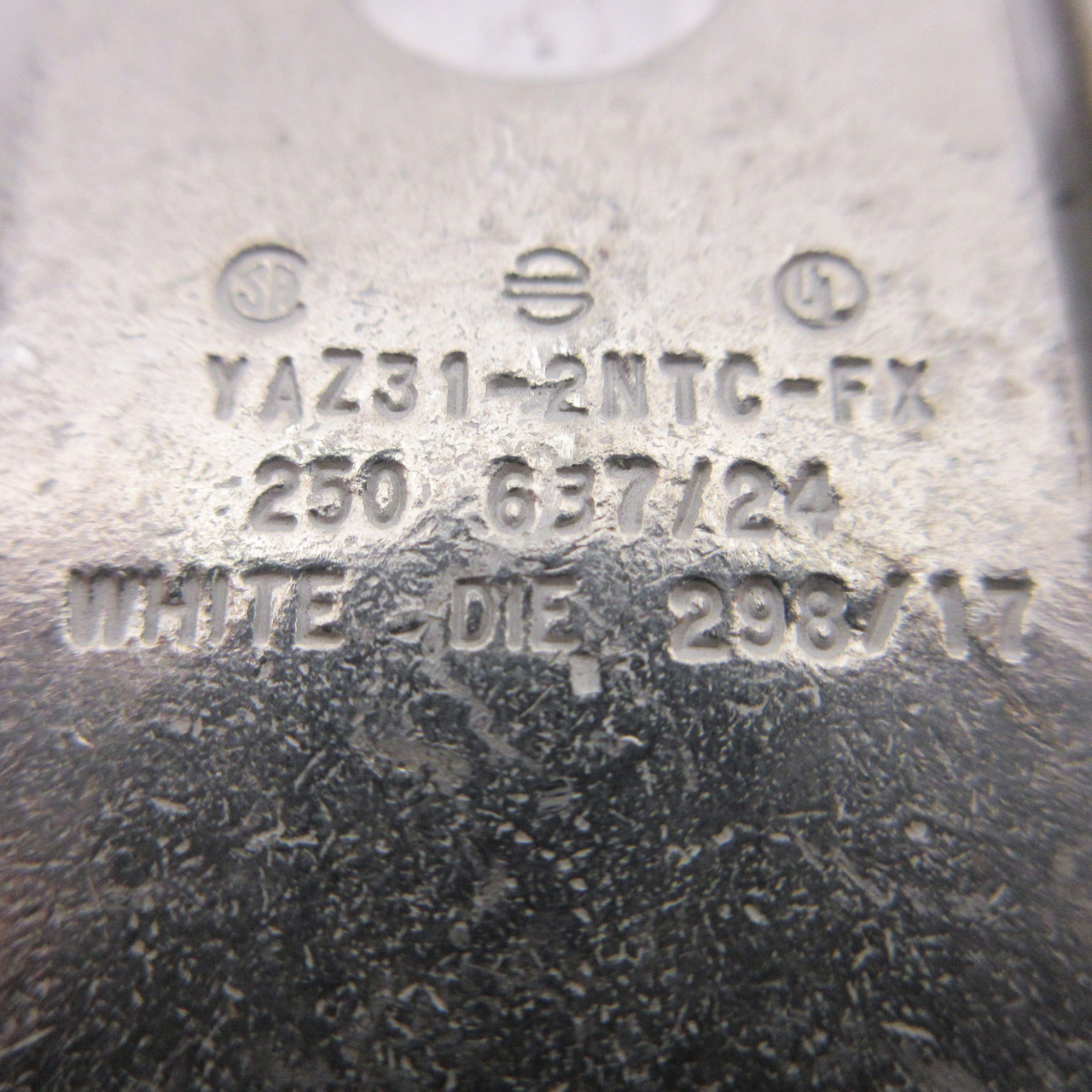 NEW Burndy YAZ31-2NTC-FX 2 Hole Crimp Lugs 250 637/24 White Die NNB (LOT OF 6) (AH1481-8)