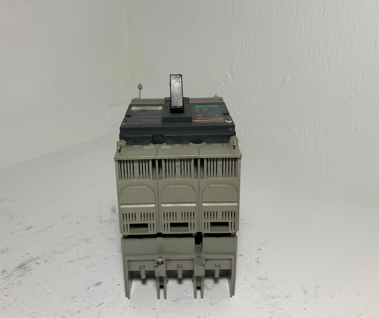 Merlin Gerin NSF250A 250A Molded Case Switch w/ 125 VDC Shunt & Aux NSF250 A (EM5977-6)
