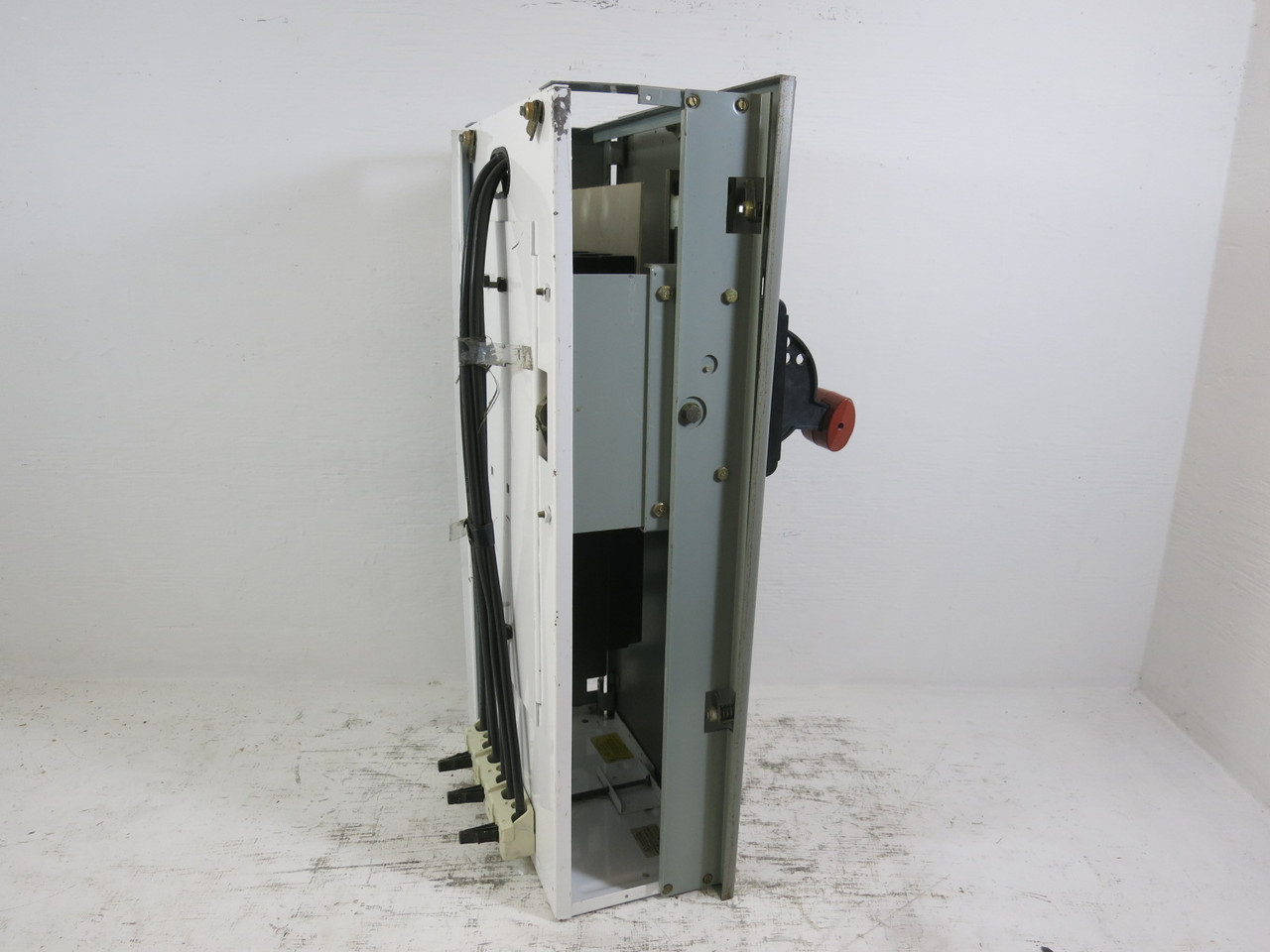 General Electric GE 8000 200A Tri-Break Breaker 30" MCC Feeder Bucket 200 Amp (BJ1147-1)