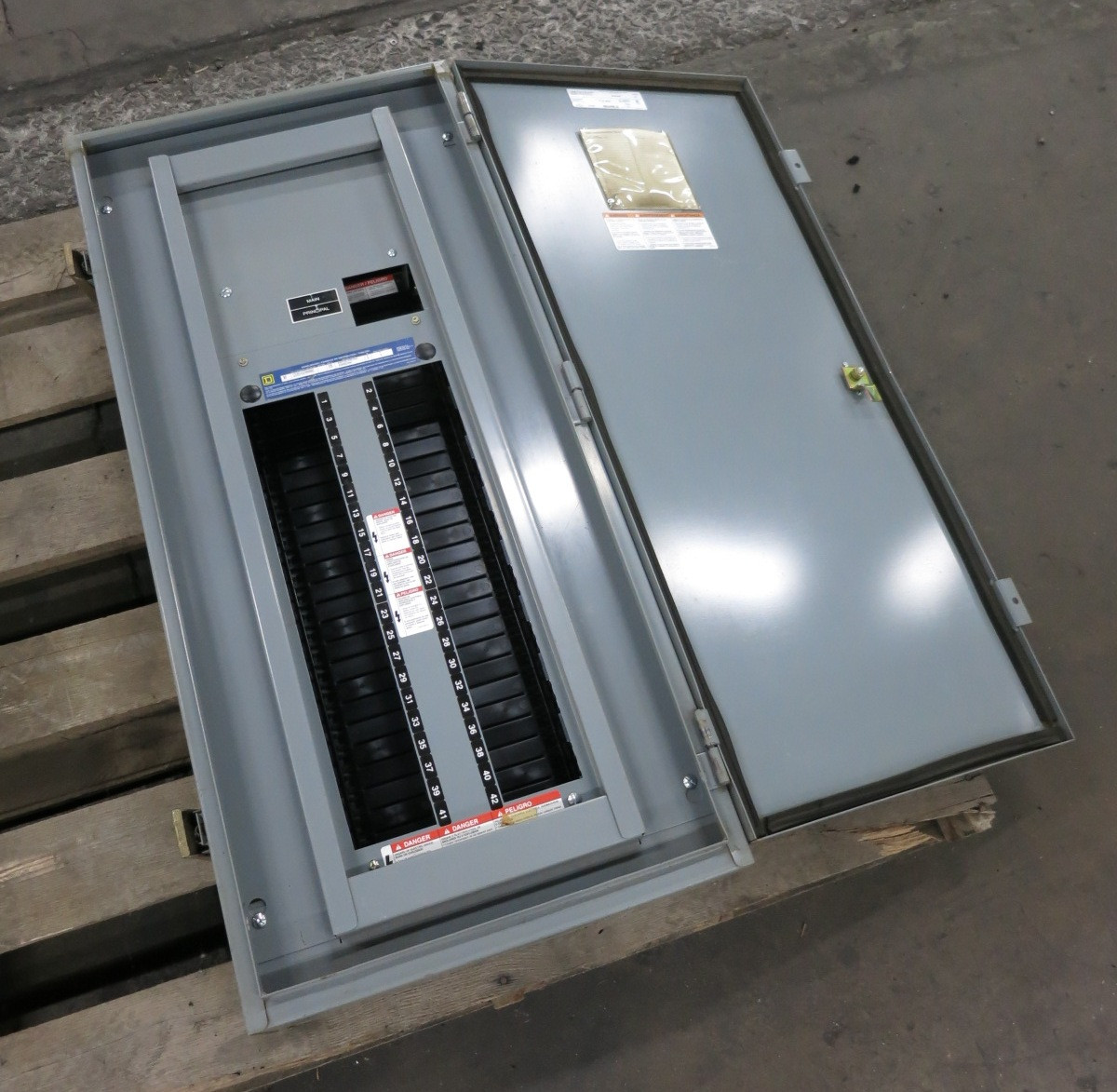 Square D 125A NF Circuit Breaker Panel Board 3PH 4W 600V Max 125 Amp MH44WP 3R (DW8430-1)