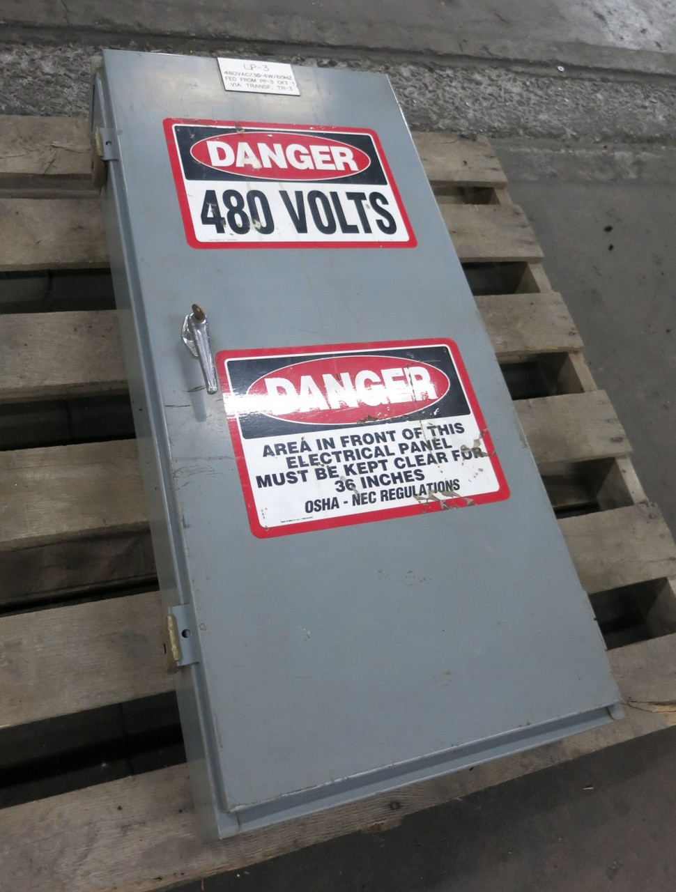 Square D 125A NF Circuit Breaker Panel Board 3PH 4W 600V Max 125 Amp MH44WP 3R (DW8430-1)