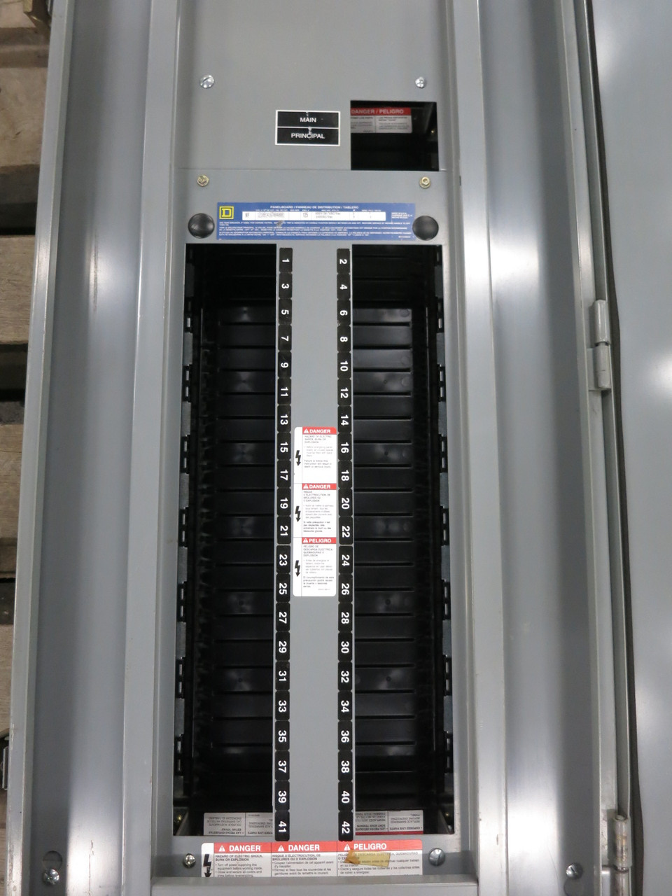 Square D 125A NF Circuit Breaker Panel Board 3PH 4W 600V Max 125 Amp MH44WP 3R (DW8430-1)