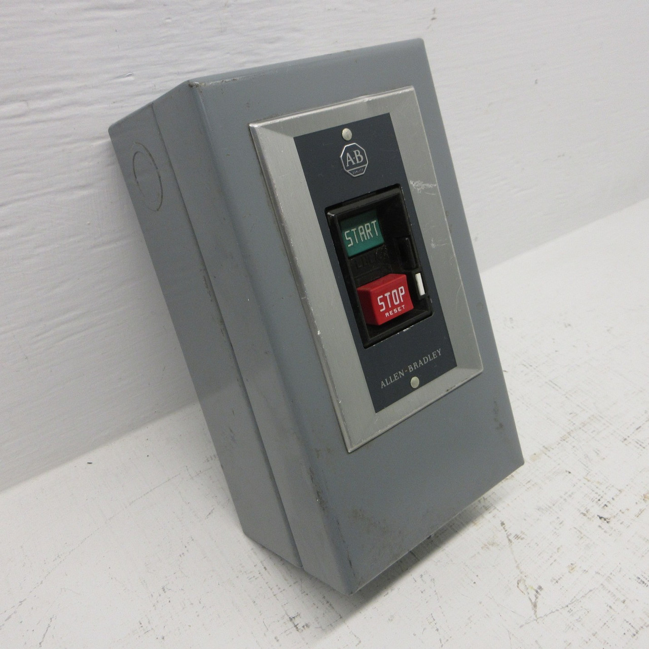 NEW Allen Bradley 609U-AAH Enclosed Manual Starter 609U-AOH Size 0 Ser G 5HP NNB (AH1518-1)