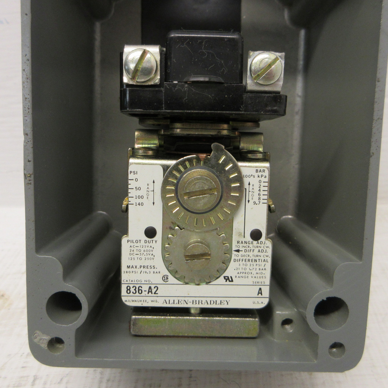 NEW Allen Bradley 800T 2TX N Slow Fast 2 Button Switch Controller FAST/SLOW NNB (AH1571-1)