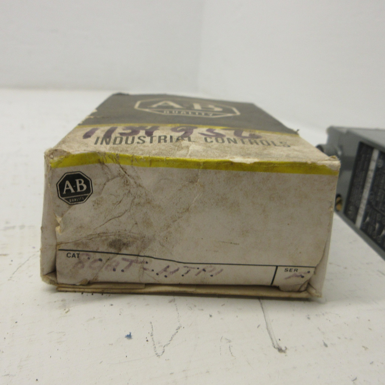 NEW Allen Bradley 802T-HTP1 Ser F Oil Tight Limit Switch Type 4 & 13 A300 NIB (AH1585-3)