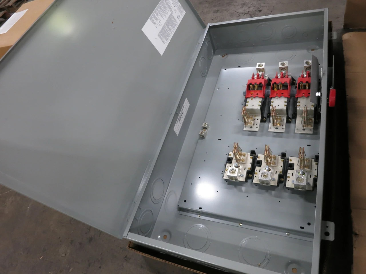 NEW Eaton DG325FGK 400A 240V Fusible Safety Switch Disconnect 400 Amp 240 VAC (DW8552-2)