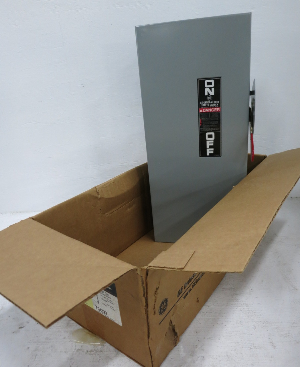NEW GE TG4323 100A 240V Fusible General Duty Safety Switch Disconnect 100 Amp 8 (DW8570-1)