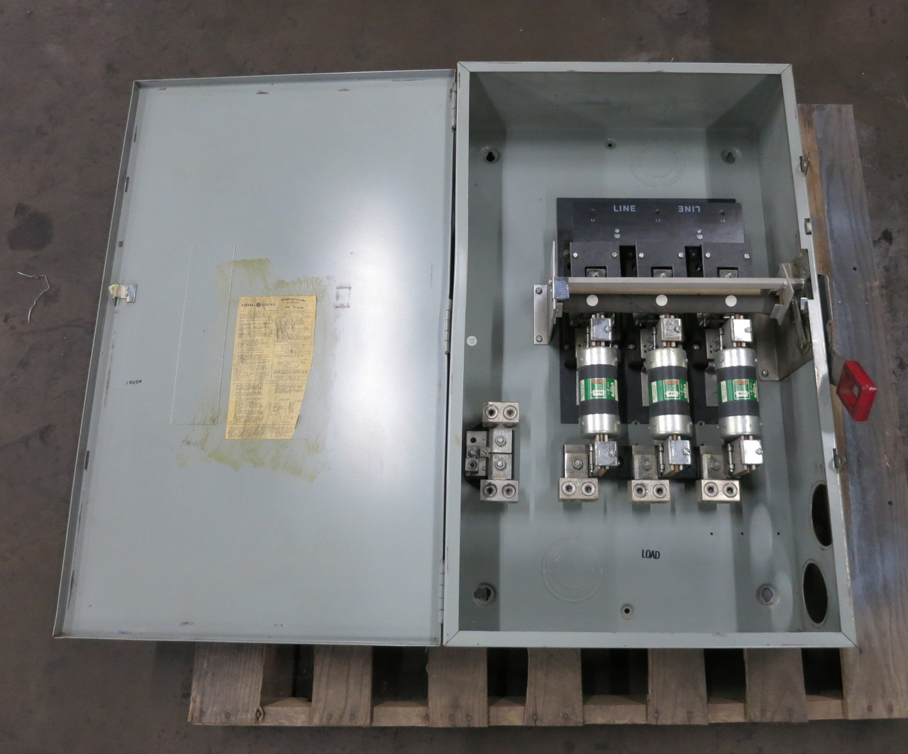 GE TH4326 600A 240V Fusible Heavy Duty Safety Switch Disconnect 600 Amp Mod 4 (DW8586-1)