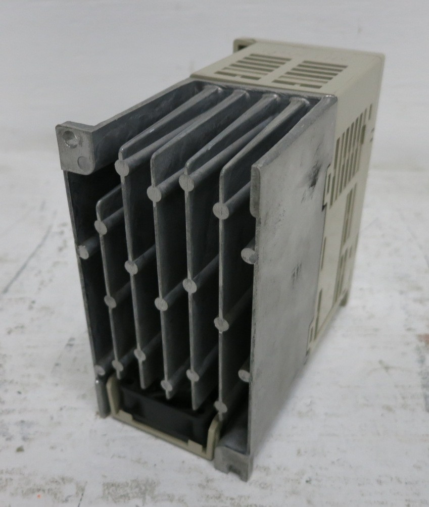 Yaskawa CIMR-V7AA20P7 1 HP VS Mini V7 AC Drive 200-230V 0.75 kW VFD 20P70 (DW8591-2)